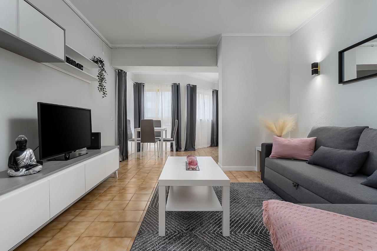 Sunny Flat W/ Balcony & Pool By Lovelystay 포티마오 외부 사진